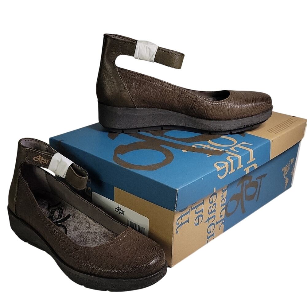 OTBT Scamper Dark Dune Leather Low Wedge Comfort Shoe Womens Size 6 NEW - Picture 1 of 12